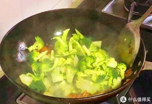 口感|西兰花焯水直接炒都不对！这样做太香了