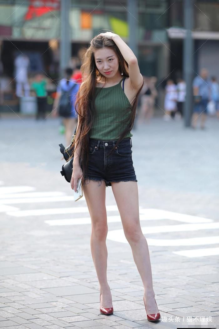 热裤 墨绿吊带针织衣搭配深红细高跟,一般人驾驭不了