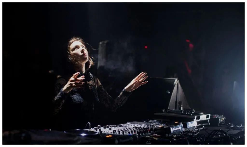 Nina Kraviz：Techno DJ的地下与主流