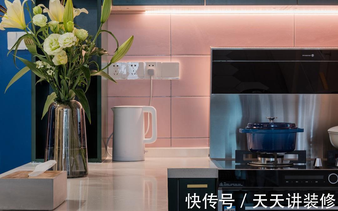 小星球|克莱因蓝加上亮丽黄,撞色的设计更为独特,满足我们对新家的设想