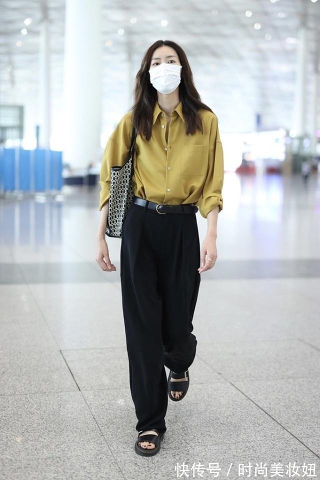 上下身|刘雯才是穿衣“天花板”,短羽绒服配直筒裤,1米2大长腿真抢镜