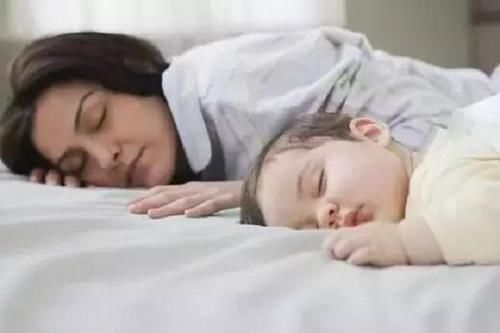 小李|男童睡觉被耳朵疼醒,妈妈看到异物“动”,父母别把这东西放床边