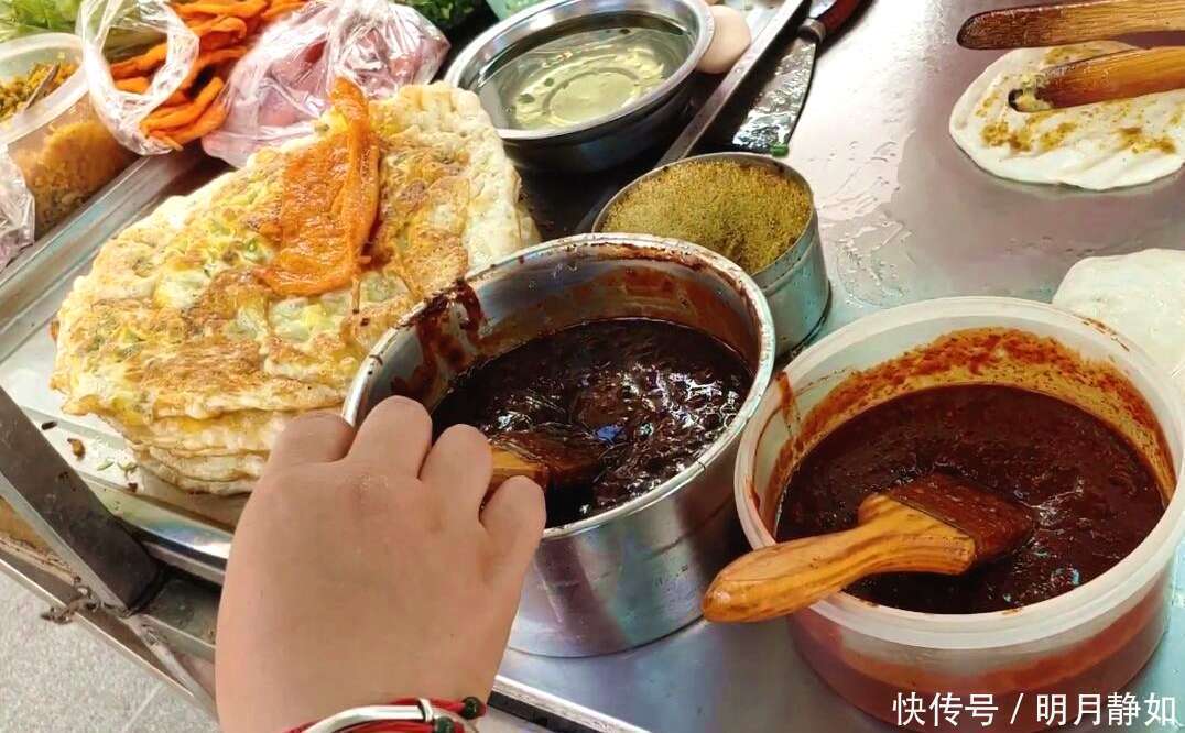 杂粮煎饼|大妈摆摊做鸡蛋饼,配菜只有三样,食客好吃到差点把舌头给吞了