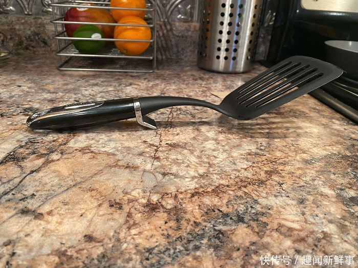 手机充电|网友晒出38个很贴心的生活物品,这些设计师都有一颗产品经理的心,太有爱了