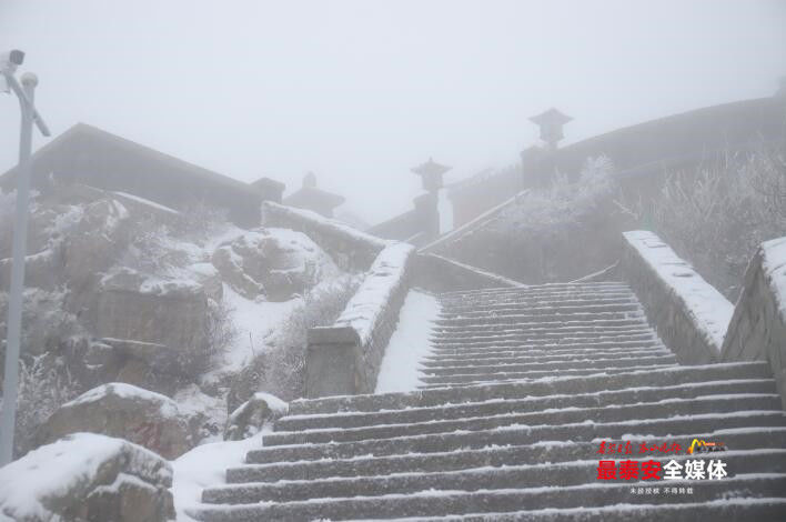 春雪满山坡，岱宗展新颜