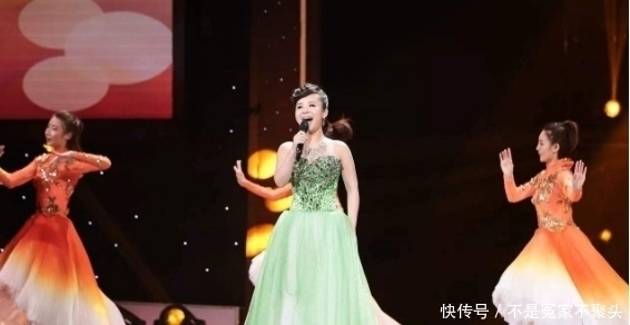 她是星光大道年度总冠军,双目失明靠唱歌走红,现已结婚幸福美满