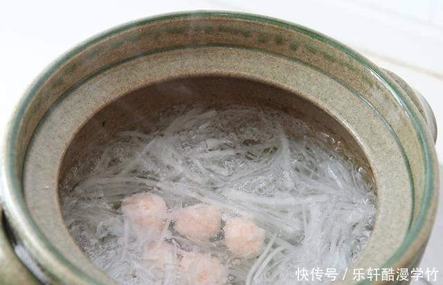春季,白萝卜和它是绝配,简单煮一煮,暖胃健脾,老人小孩都爱喝