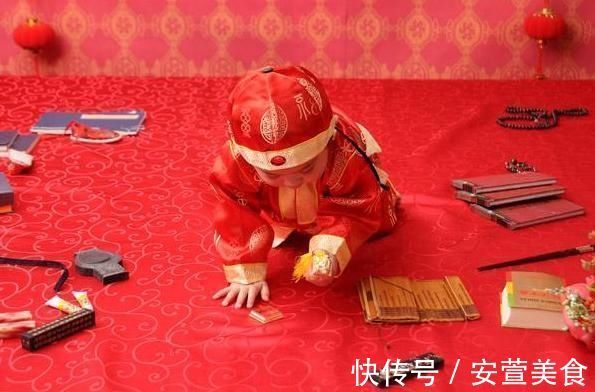 女娃|女娃周岁宴上抓周,一把抓住''这东西'',奶奶变脸,妈妈捂脸没眼看