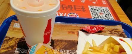 橙汁|买汉堡再送一杯“橙汁水”,老板不怕亏老板再送5杯也不要紧