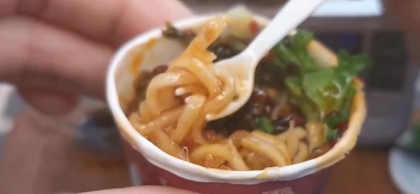 筷子|世界最小的方便面,用针当筷子都嫌大,网友这得吃多少啊