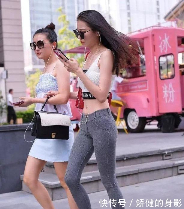 吊带裙|“葫芦”身材的蓝色打底裤美女,用心去搭配,非常迷人