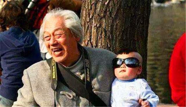 取名|爸爸姓“屎”,妈妈不愿双胞胎随父姓,爷爷巧妙取名,全家点赞