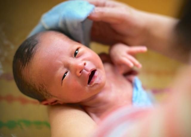 宝宝高烧39度8,宝妈用酒精降温?医生:烧再高也别用酒精