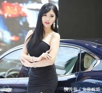 街拍:高挑乖巧可人的妹子,丰腴有致,简约时髦又大方!