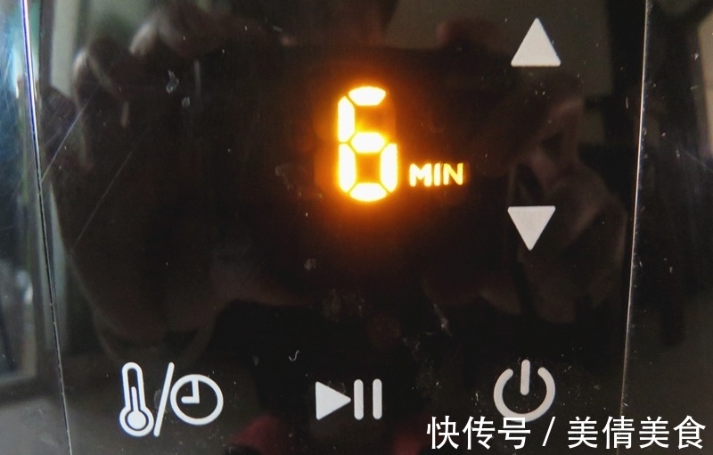 肉质|鸡翅这样做不用一滴油,表皮酥香,肉质鲜嫩,女儿一口气吃8个!