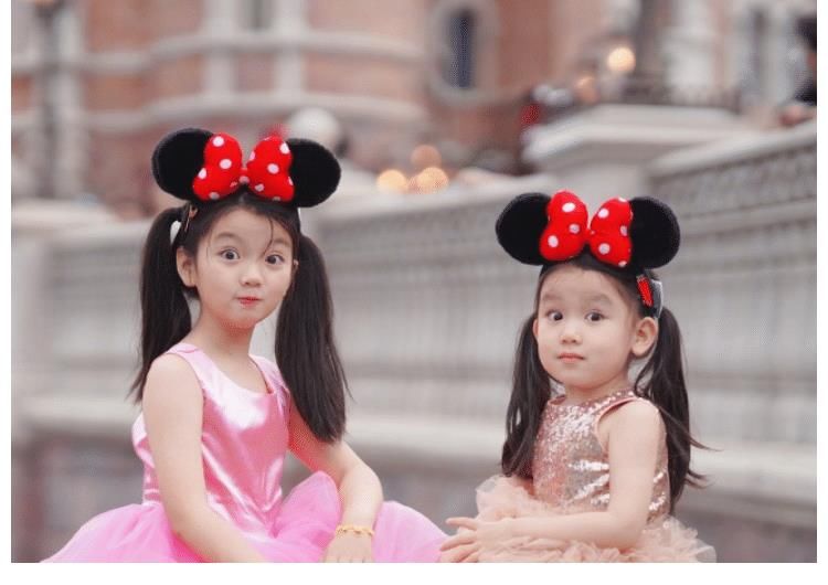 面對鏡頭|9歲的阿拉蕾曬近照，與妹妹同框合影好可愛，姐妹倆像共用一張臉