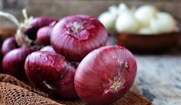 头屑太多怎么办将此物捣烂擦头皮,可止头痒,除尽头皮屑