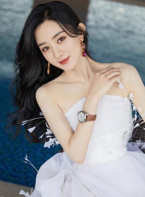 少女|美女姐姐穿白色长裙，宛如18岁少女，颜值和造型都达到巅峰