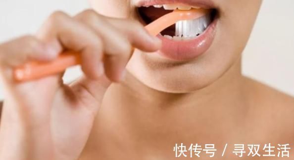 刷牙|牙膏沾了水再刷，但还是一口黄牙，改正3点，和口臭永不相见