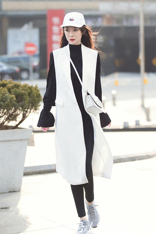 先别急着买风衣,初秋流行的是“长马甲”,知性帅气又百搭!