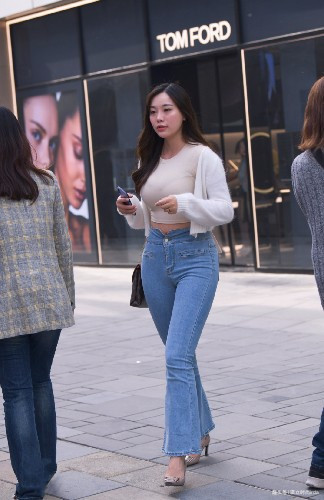 小姐姐 微胖美女真会穿,紧身牛仔裤勒出小肚子,搭配小白衫倒是很气质