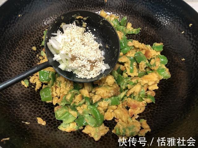 辣椒炒鸡蛋|辣椒炒鸡蛋“农村版”做法，奶奶吃了一辈子，外焦里嫩特别下饭