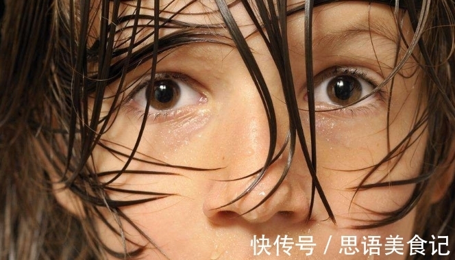 孩子|孩子到底冷不冷,摸摸这两个地方就知道了,宝妈可别乱添衣服