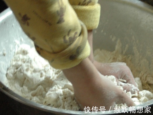 馒头|两个农村蒸馒头小妙招!馒头又白又漂亮出锅时不粘笼布!看看就懂