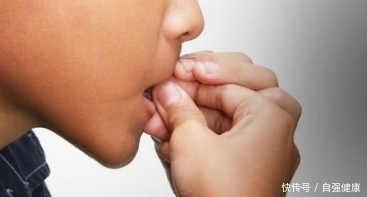 小孩老咬指甲是缺什么，戒啃指甲小孩子会有什么问题？