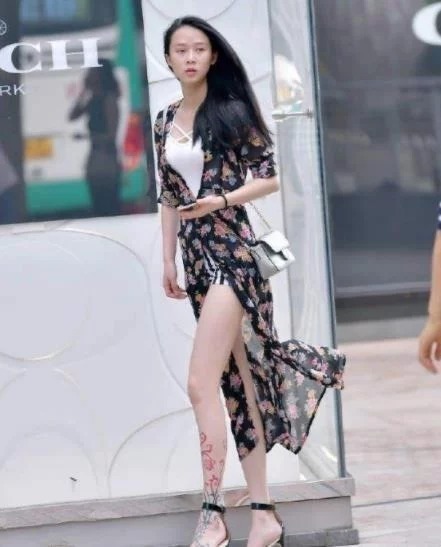 街拍:身材高挑的美女,印花裙格外显眼,大长腿实力抢镜