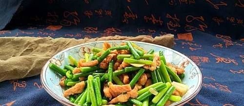 炒猪肉时,先放油还是先放肉?很多人都搞错了,难怪肉又老又硬