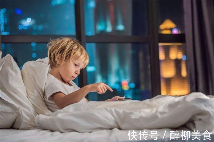 结巴|2岁宝宝不想睡觉假装听不见,宝爸训斥反被绕懵,宝妈:无言以对