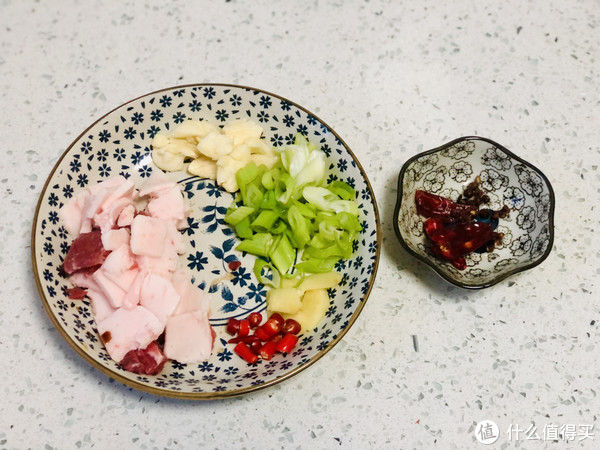 干辣椒|做手撕包菜，应该焯水还是过油？教你正确做法，爽脆清甜还不出水