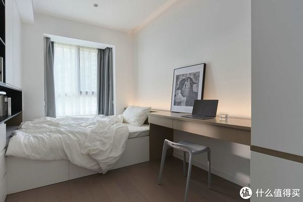 背景墙|南京夫妻129㎡的家,坚持全屋打满柜子,效果不是一般的大气实用