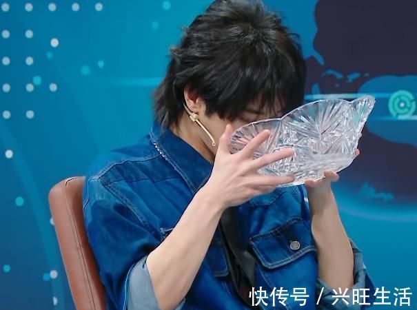 为什么华晨宇的肩膀上总有朵花?镜头放大20倍,网友:用心了