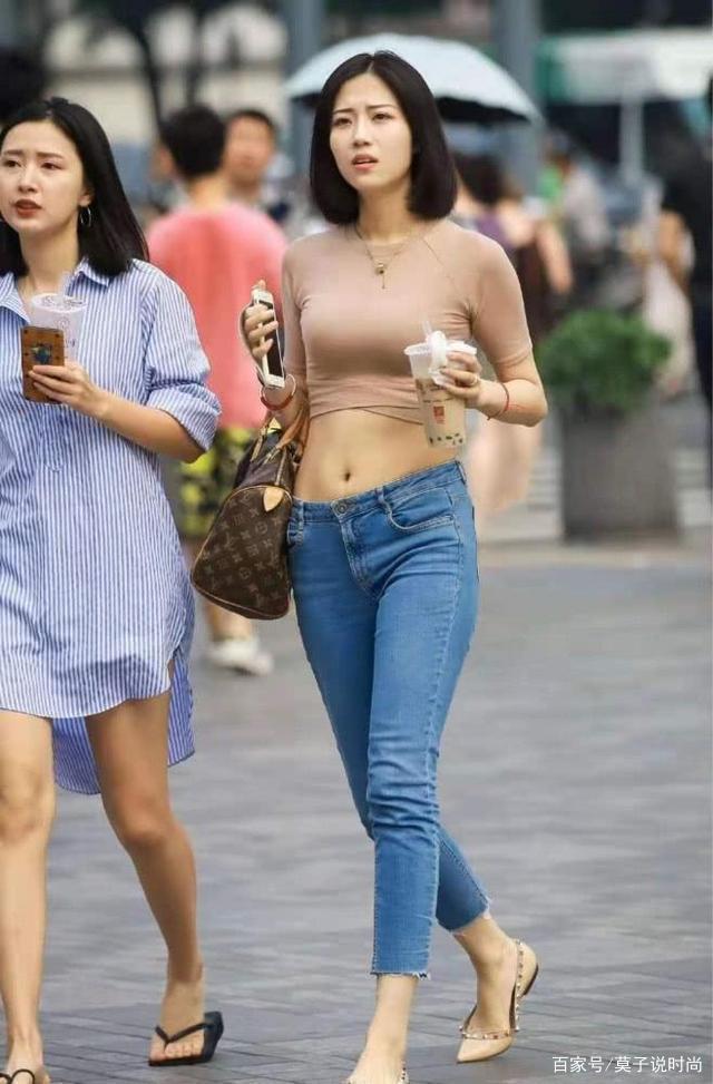 显高显瘦 高腰牛仔裤的穿搭方式显瘦,展现纤细的小蛮腰