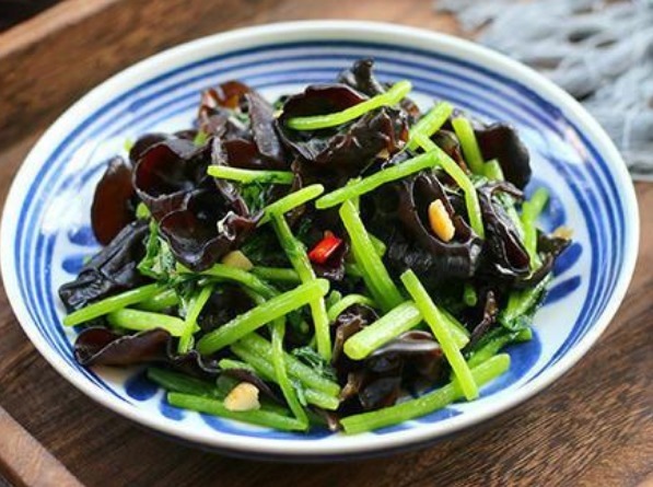 芹菜|天然“刮油菜”找到了,每天炒一盘,排出身体毒素,越吃越瘦