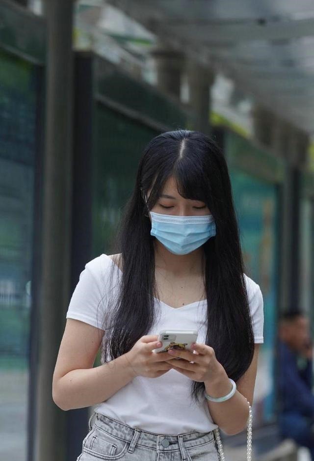 牛仔短裤 时尚牛仔短裤非常高的出镜率,搭配基础款白T恤,清爽效果非常好