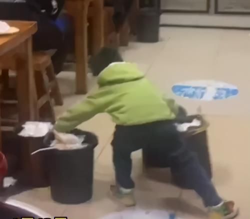 男孩|男孩饭店里提“4个垃圾桶”,以为顾客会嫌弃,不料露出羡慕目光