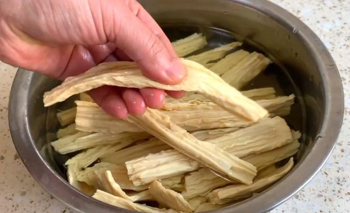 别用冷水泡腐竹，水里“多加2样”，10分钟泡开，口感筋道没硬心