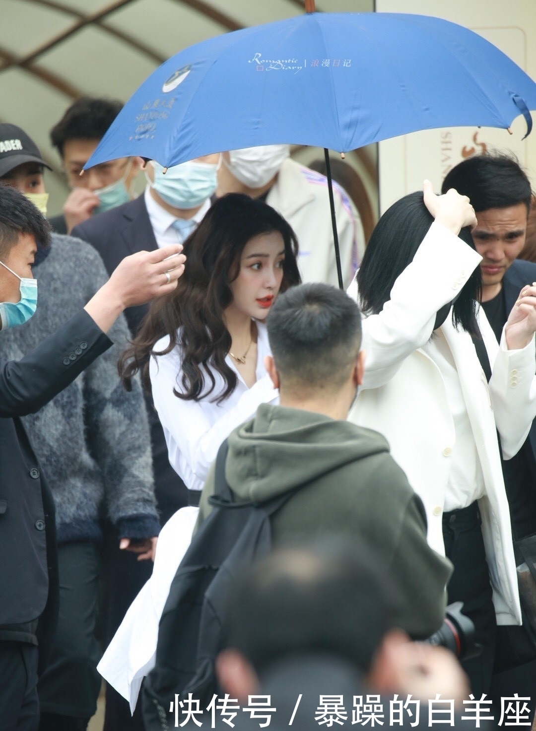 Angelababy现身跑男发布会,白衬衫化身为“礼服裙”,好会穿。