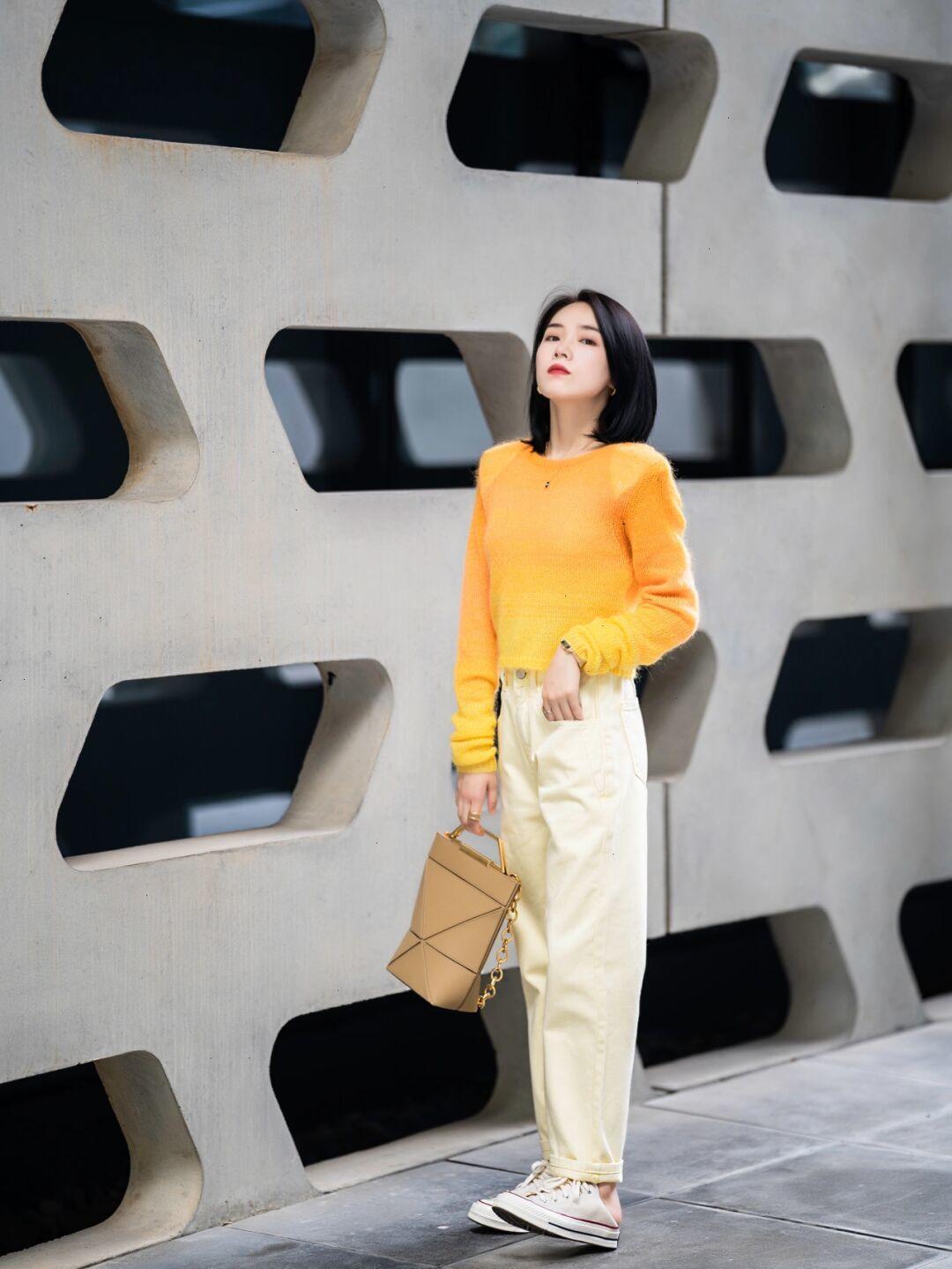 穿搭|秋冬就像一个调色盘,怎么好看怎么穿,绿色毛衣+红色打底衫,复古又时髦!