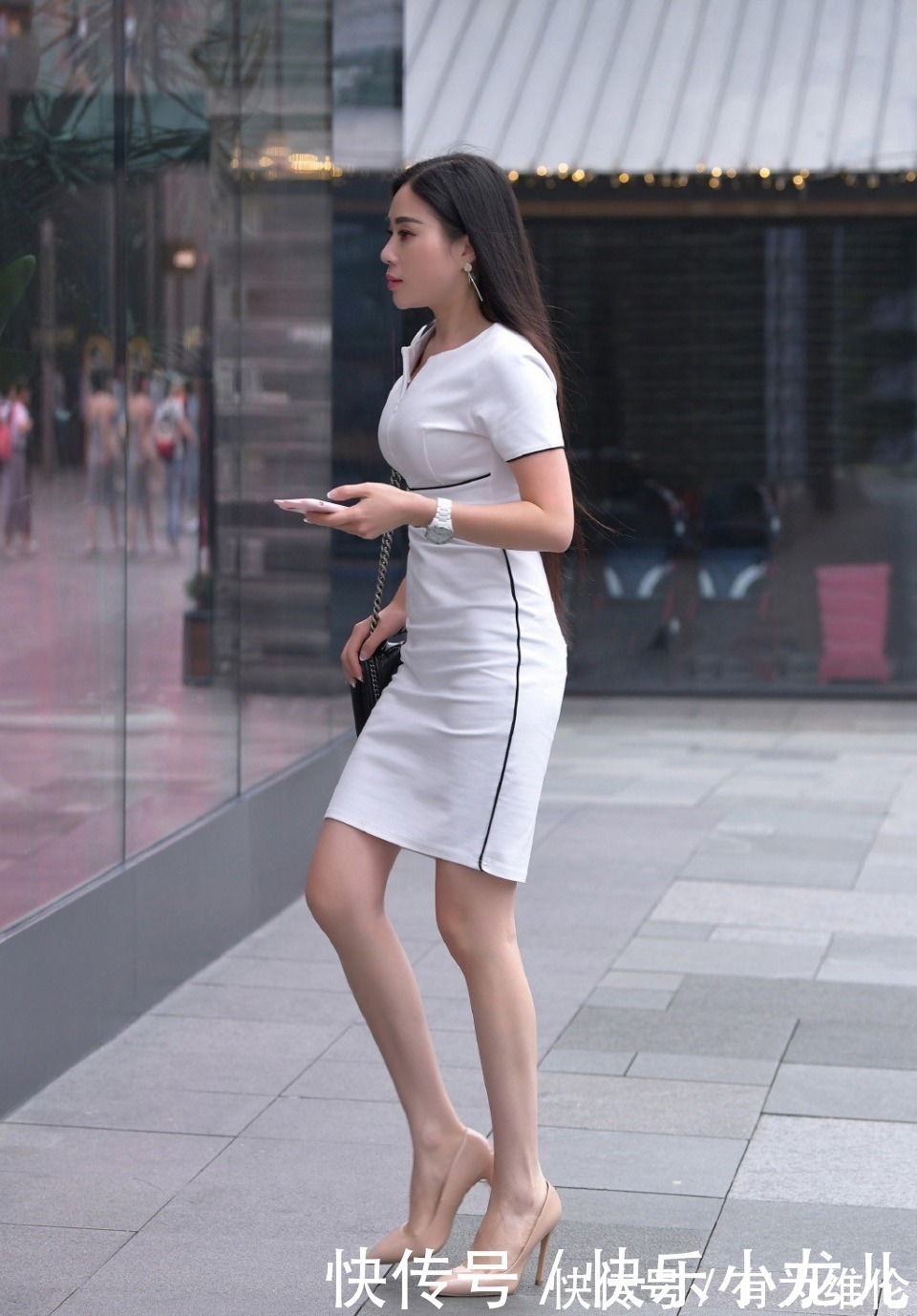 裙子 白白净净得微胖美女,一看就不是什么“庸脂俗粉”,稚嫩得娃娃脸