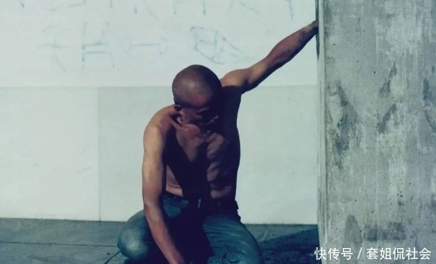 女子|行为艺术:他取出一根肋骨制成项链,送给最爱的5位女子戴上