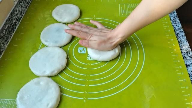 绿豆沙馅|半烫面馅饼，皮薄馅大，放凉了也不会硬，做法简单，老少都爱吃