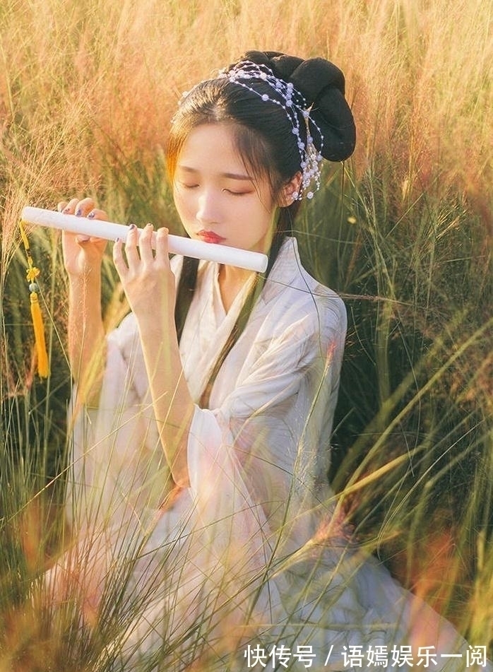 小皇帝$《六岁皇后不好惹》朝堂上,小皇后趴在皇上腿上,怒吼:别吵我睡觉