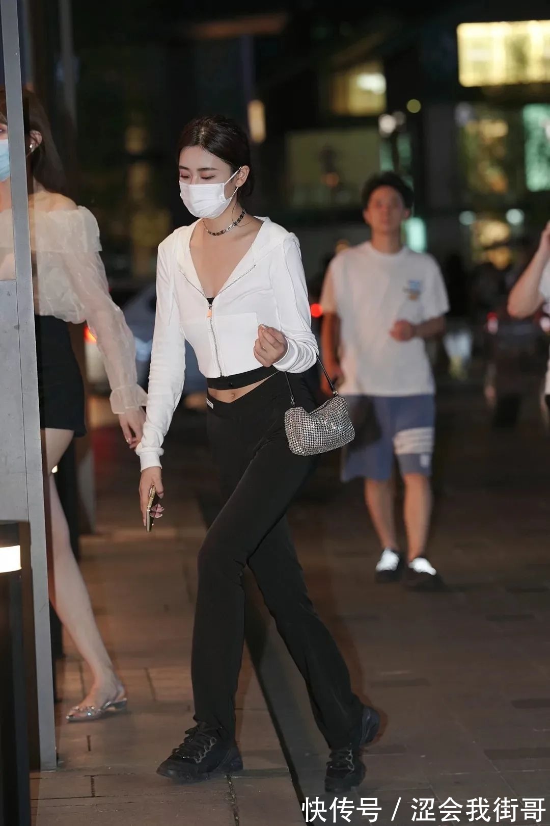 街拍|街拍穿热裤的时尚女生