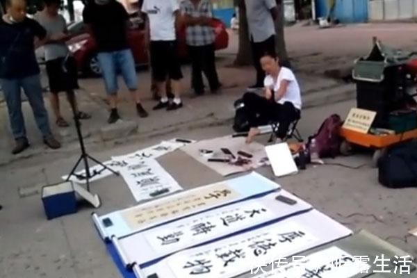 欧楷#一位没有双手美女的“地摊书法”，用脚写欧楷榜书，用笔险绝精到
