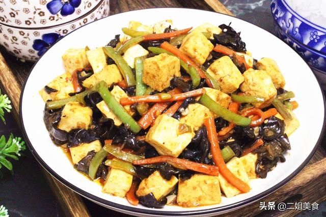 做豆腐小炒,牢记别直接下锅炒豆腐,多做2步,入味还不容易碎