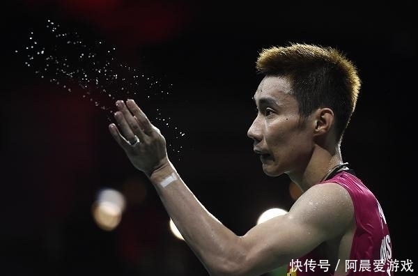 羽坛 心疼!羽坛名将李宗伟携家人拍摄节目,伤愈后消瘦程度不输鲁豫